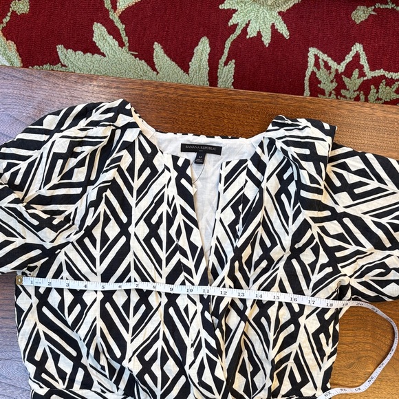 Banana Republic Black and Cream Cropped Geometric Top Medium - Picture 5 of 15